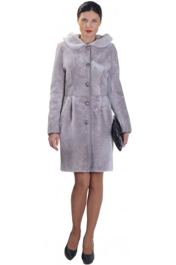 Приталенная шуба их мутона цвета лаванда с капюшоном